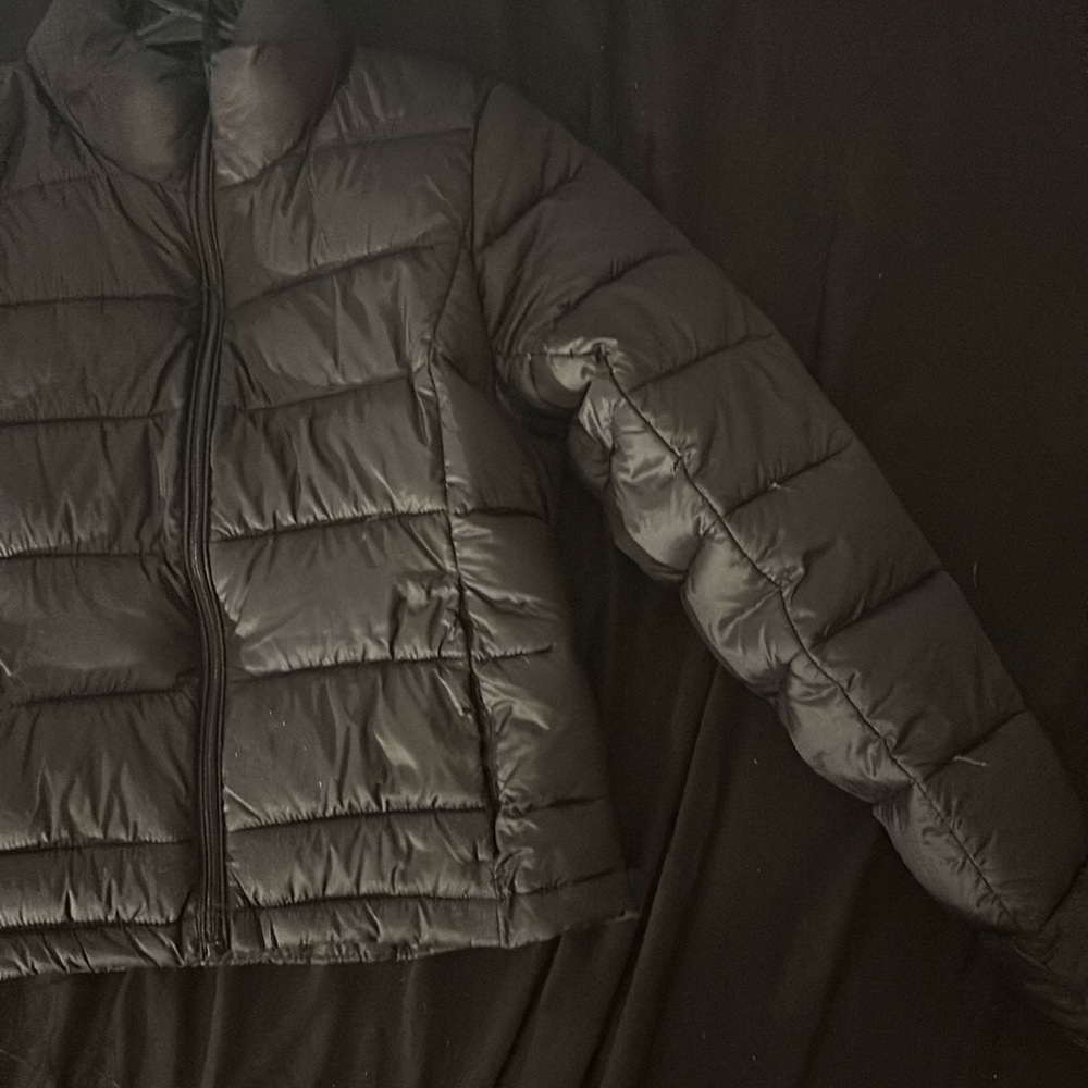Cropped black puffer jacket
